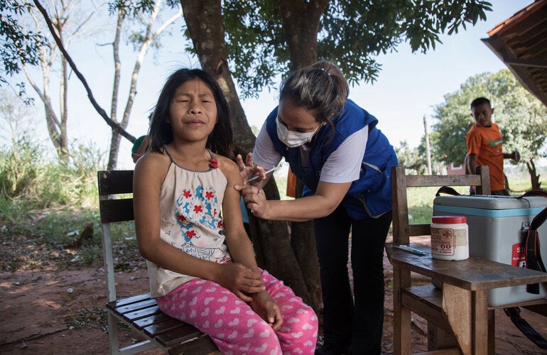 PANAFTOSA lanza curso virtual de profilaxis contra la rabia para profesionales de la salud en las Américas. Niña recibiendo profilaxis de la rabia