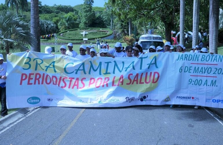 Miembros de CIPESA y OPS durante caminata.