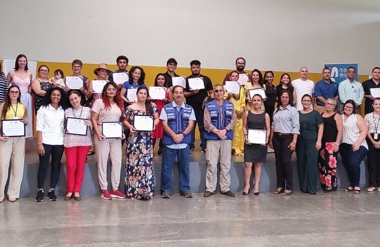 Participantes en la actividad posan con sus certificados