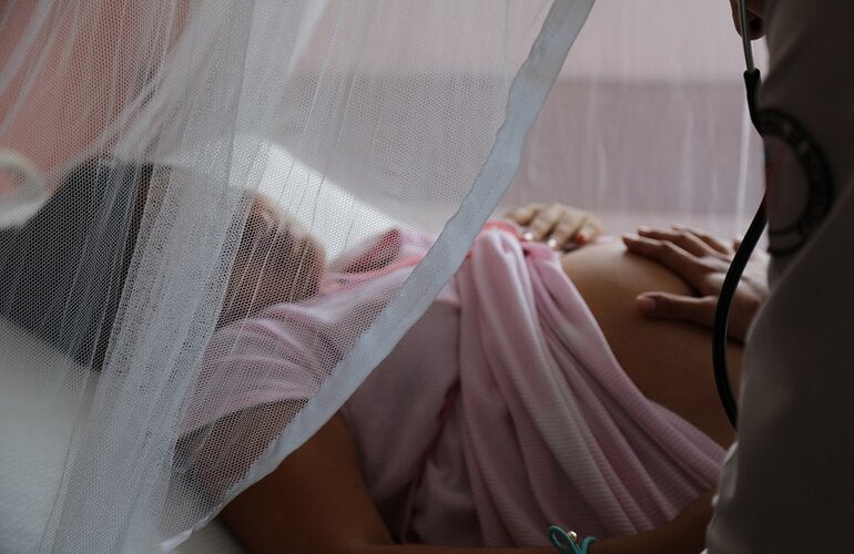 mujer embarazada acompañada