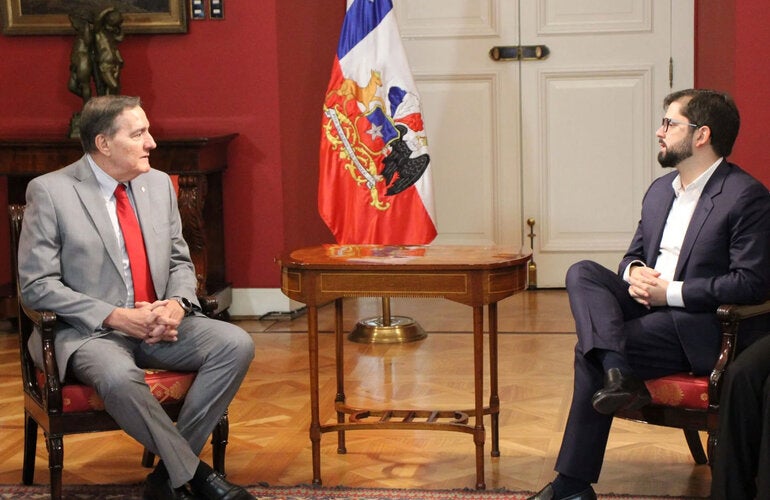 En visita oficial a Chile, Director de OPS se reúne con Presidente de la República y Parlamento