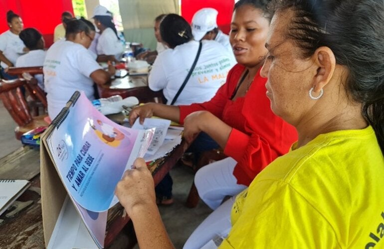 Voluntaria capacita sobre cuidados del recién nacido