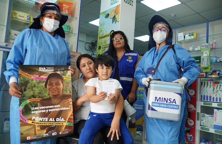 Brigada de vacunación con madre e hijo