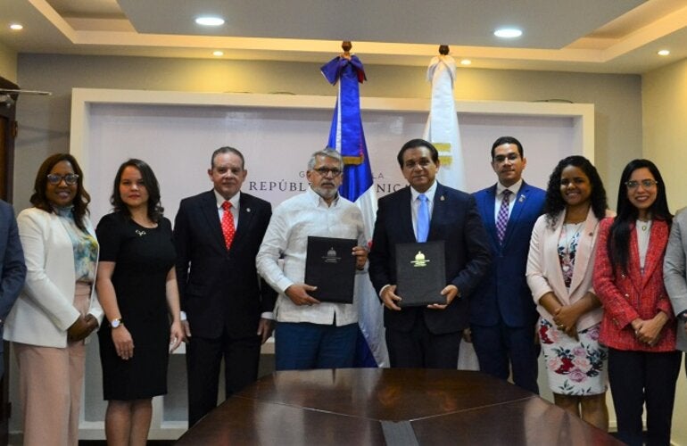 Autoridades durante firma.