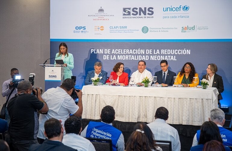 Autoridades durante presentación del plan.