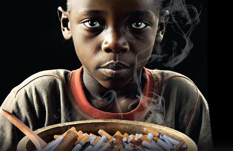 Niño afrodescendiente con un bol lleno de productos de tabaco frente a el, en lugar de comida