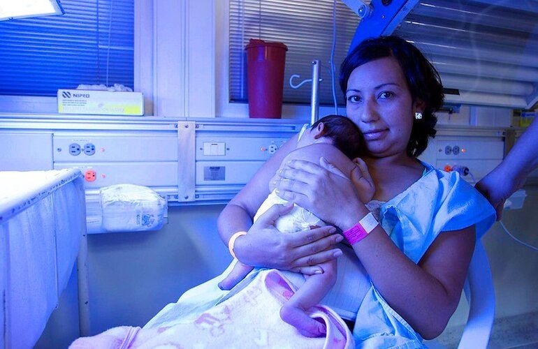 bebe prematuro piel con piel con la mamá en sala de hospital