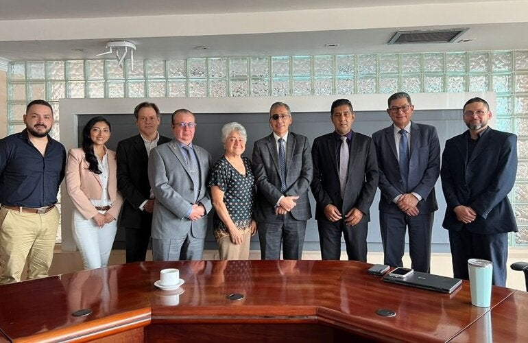 Equipo internacional con el Ministro de Hacienda