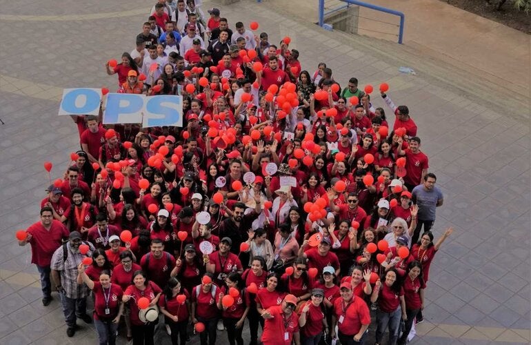 Jóvenes universatarios y de instituciones formando la gota de sangre, en el día mundial del donante de sangre