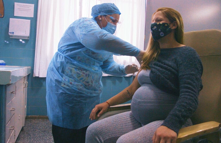 Mujer embarazafda recibe vacuna