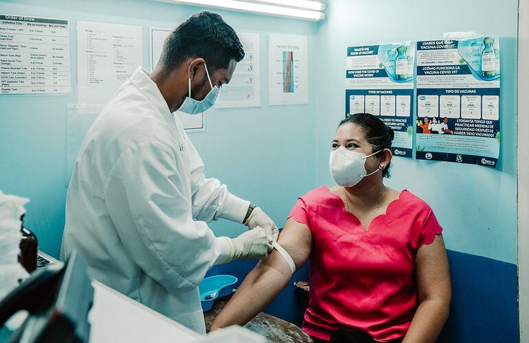 doctor y señora paciente