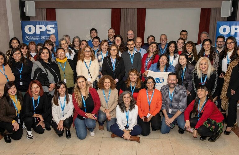 Foto grupal de participantes del encuentro