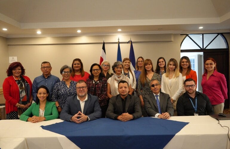 Participantes posando para la fotografía oficial del evento