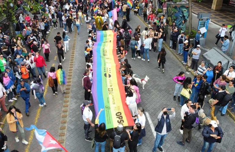 Equipo de OPS/OMS en Ecuador participó en Marcha del Orgullo LGBTIQ+