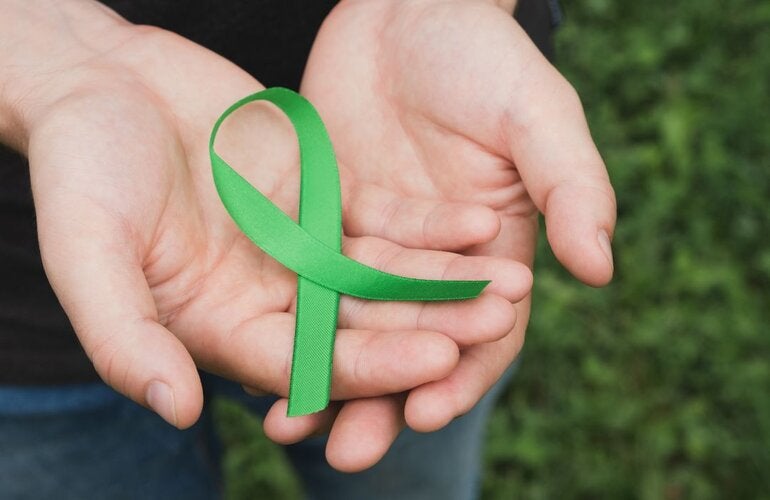 manos con cinta verde