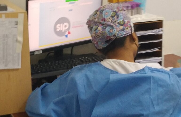 Mujer usando SIP Plus