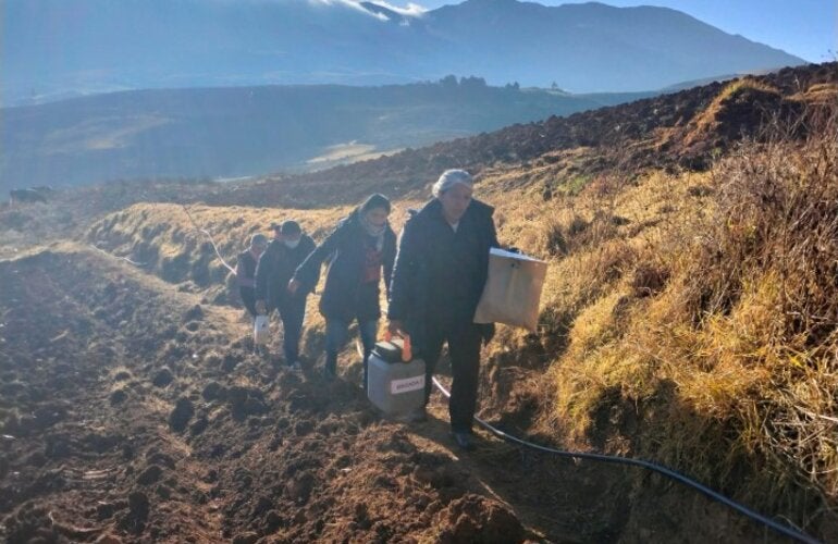 Personal visitando ares alejadas