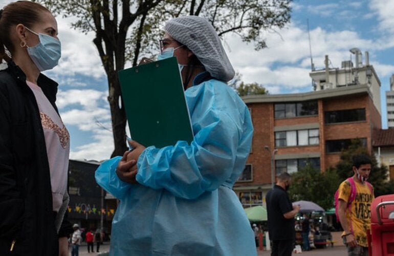 Personal de salud conversa con mujer