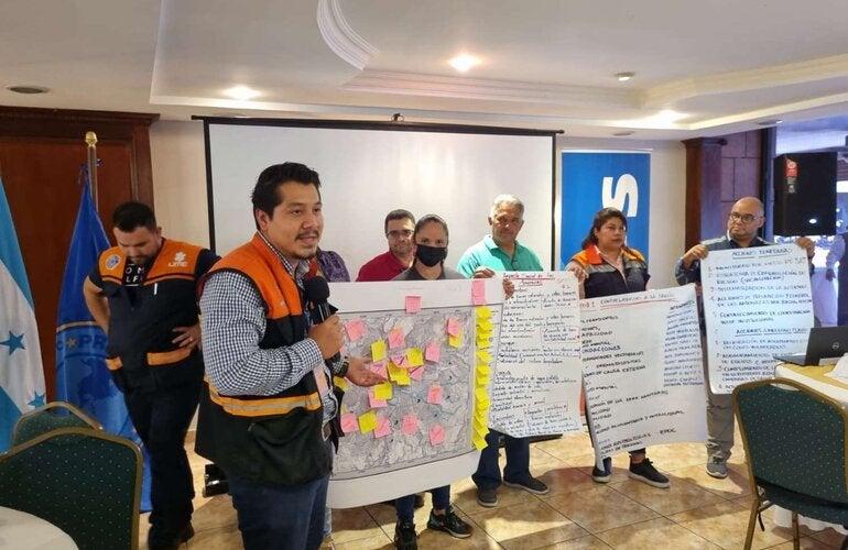 Participantes exponiendo en el taller STAR