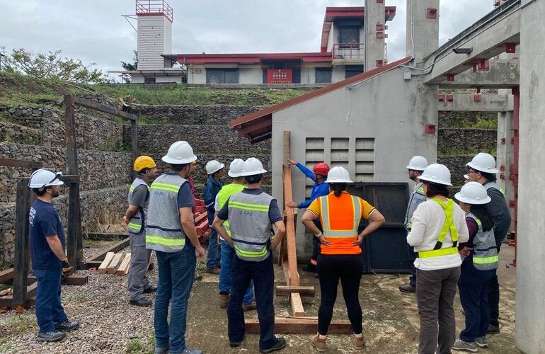 Participantes del curso durante uno de los ejercicios