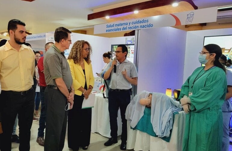 Simulacro de parto en feria sobre APS