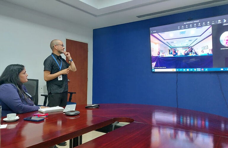 Los doctores Edison Soto y Vanessa Ochoa en la capacitación remota a médicos salvadoreños en malaria grave