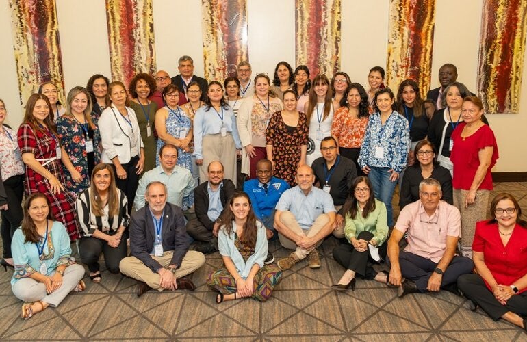 Foto grupal con participantes y talleristas