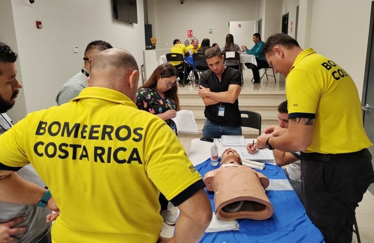 Participantes durante los ejercicios