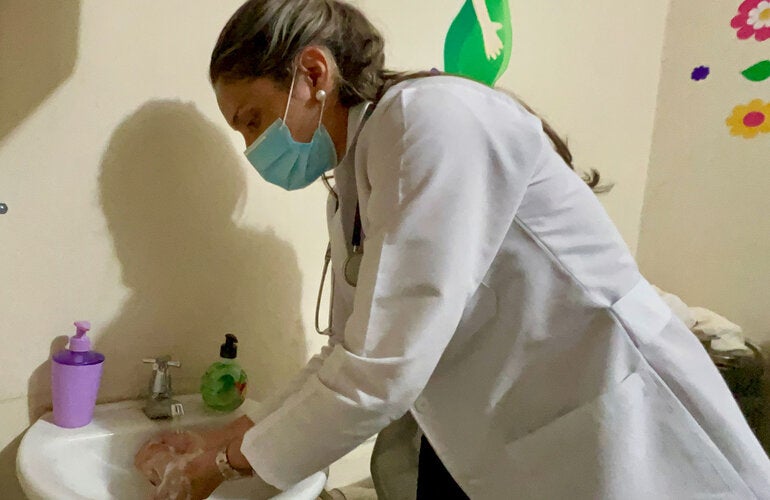 Trabajador de salud se lava las manos