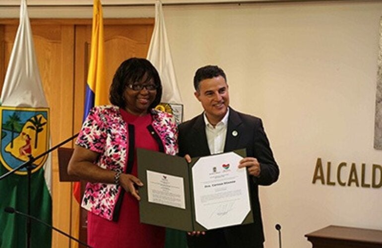 Doctora Carissa F. Etienne recibe las llaves de la ciudad de Medellín por parte del alcalde Aníbal Gaviria