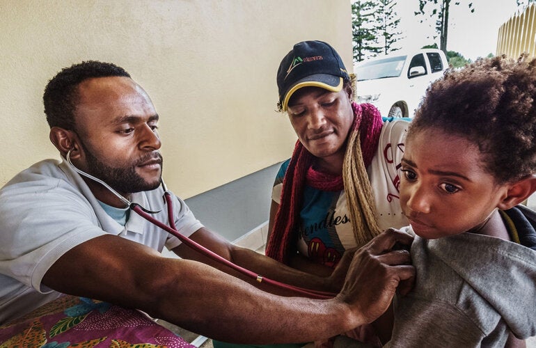 Médico tratando paciente