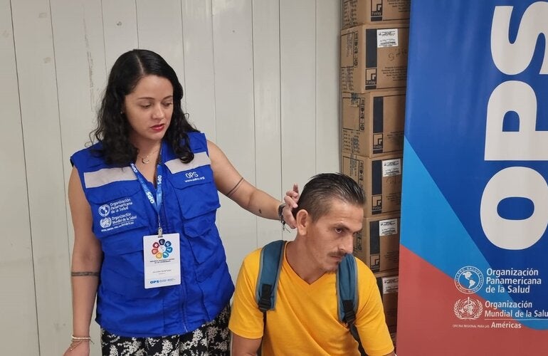 Dra. Juliana de OPS eximando un paciente en Honduras