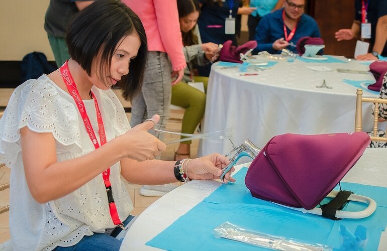 mujer participante del taller de AIPEO