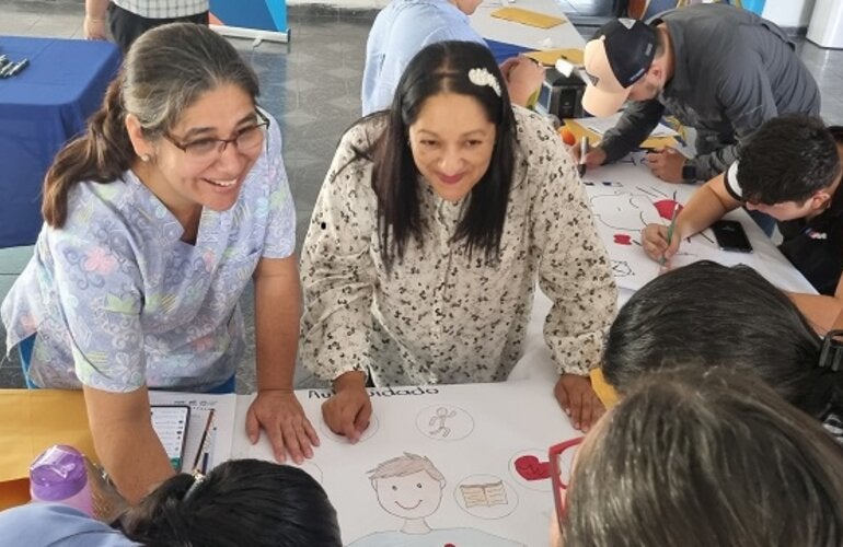 personal de salud en taller de autocuidado