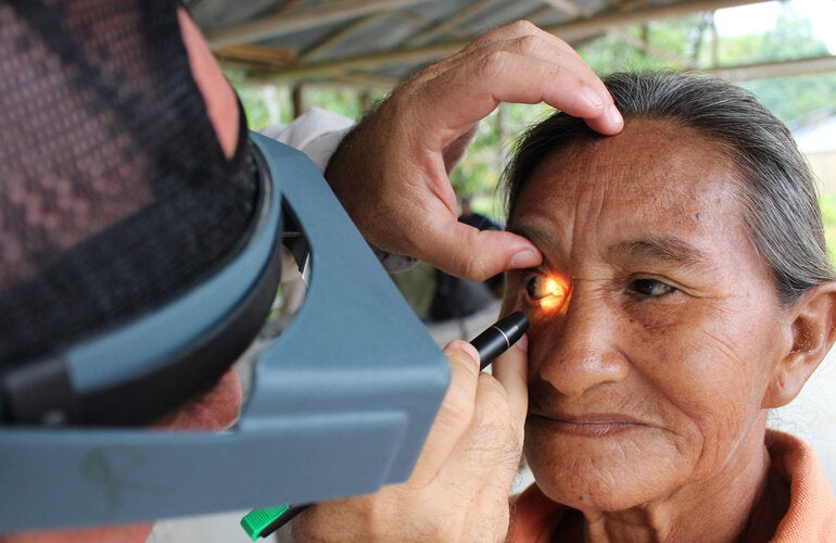 Mujer es examinada - tracoma