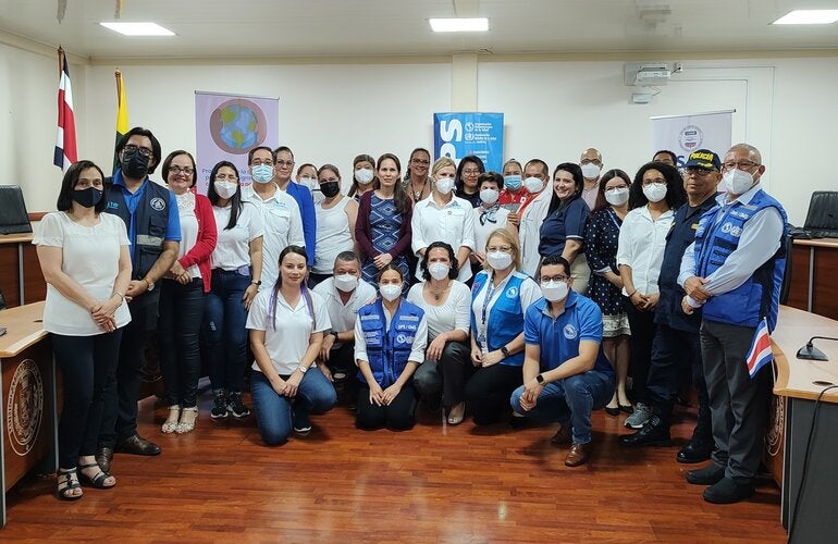 Participantes de la actividad posan para la fotografía grupal