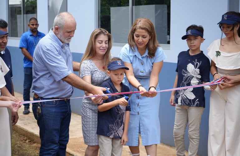 Ministra de Salud en el corte de cinta