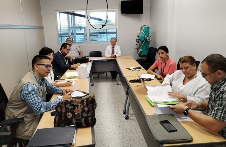 Miembros del equipo durante reunión técnica