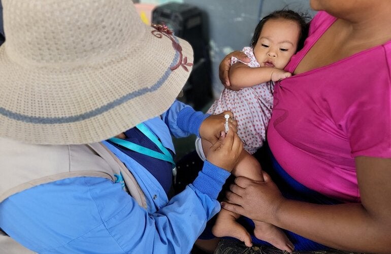 vacunación COVID-19 a niña menor de 5 años