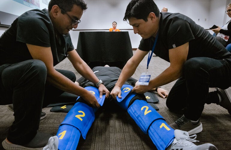 Participantes del taller practican con traje TAN