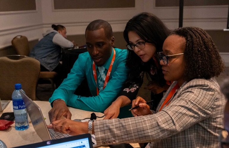 persona orientando en evento