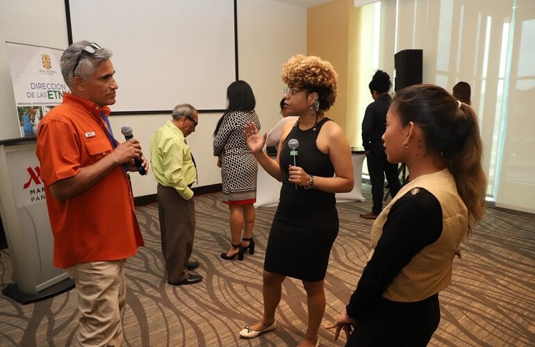Talleres de teatro y diálogos de saberes.