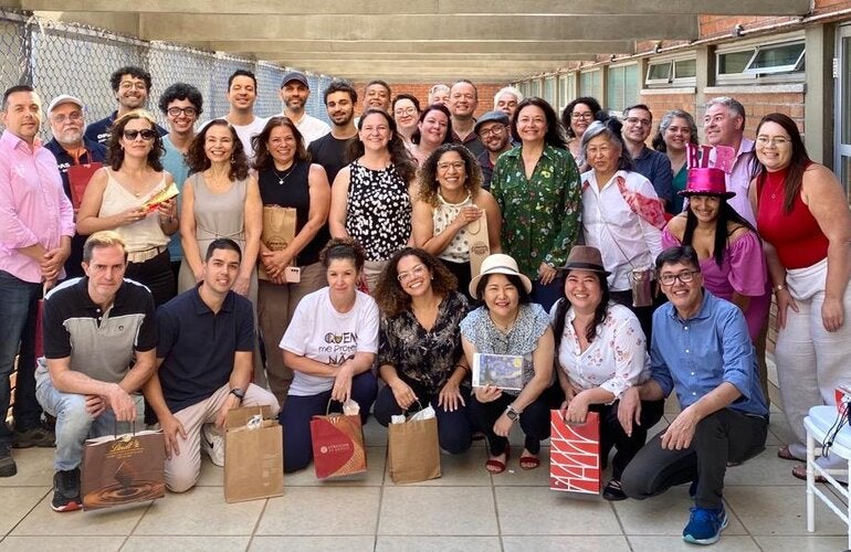 A equipe BIREME/OPAS/OMS após a troca de presentes.