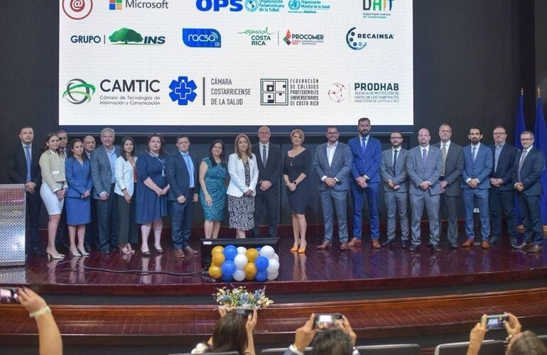 Autoridades en el evento de lanzamiento de la hoja de ruta de salud digital