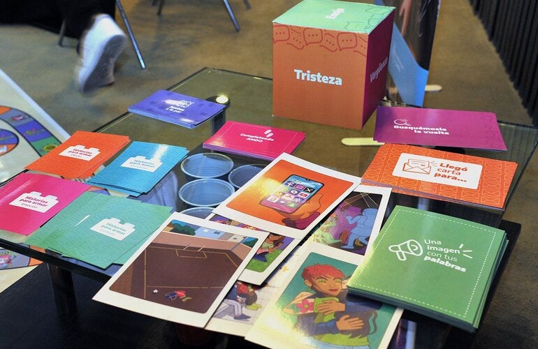 Foto de algunos elementos del kit para dinámicas grupales