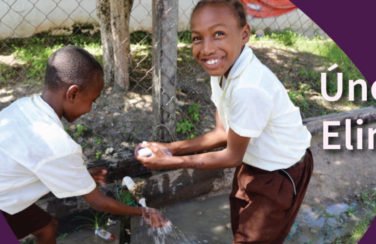 dos niños lavando sus manos