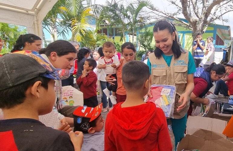   Personal de campo del proyecto CERF promoviendo salud mental entre niños migrantes