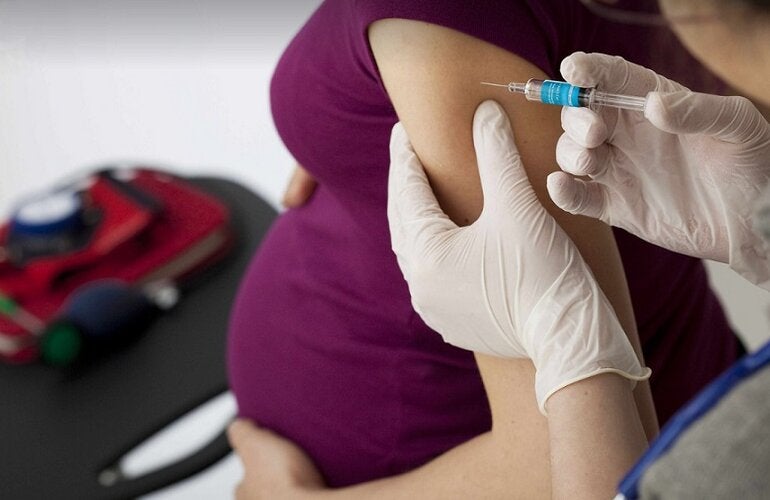 Embarazada recibiendo vacuna