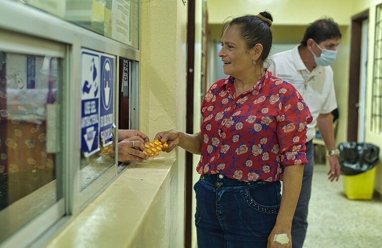 Paciente recibe sus medicamentos en farmacia hospitalaria