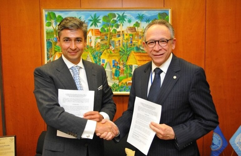 Juan Lozano (l.), secretary general of the Inter-American Conference on Social Security (CISS), met with Francisco Becerra, assistant director of the Pan American Health Organization (PAHO), in Washington, D.C., on 18 May 2015